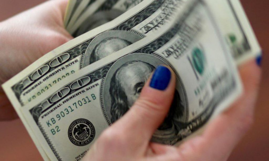 Mercado espera que dólar caia para R$ 5,20 até o fim do ano