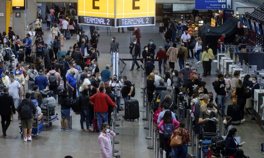 Transporte aéreo puxa alta do setor de serviços em junho